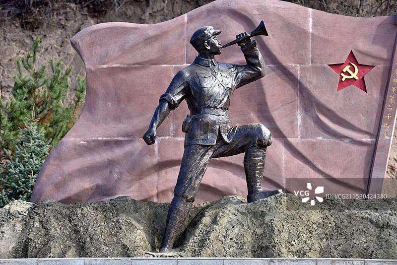 陕西旬邑转角村红二十六军军部旧址红军战士雕塑图片素材