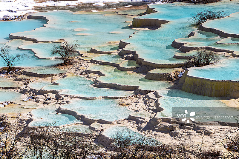 四川阿坝黄龙五彩池冬季特写镜头图片素材