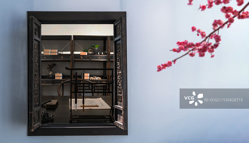 打开窗户的中国传统书房，窗外梅花绽放图片素材