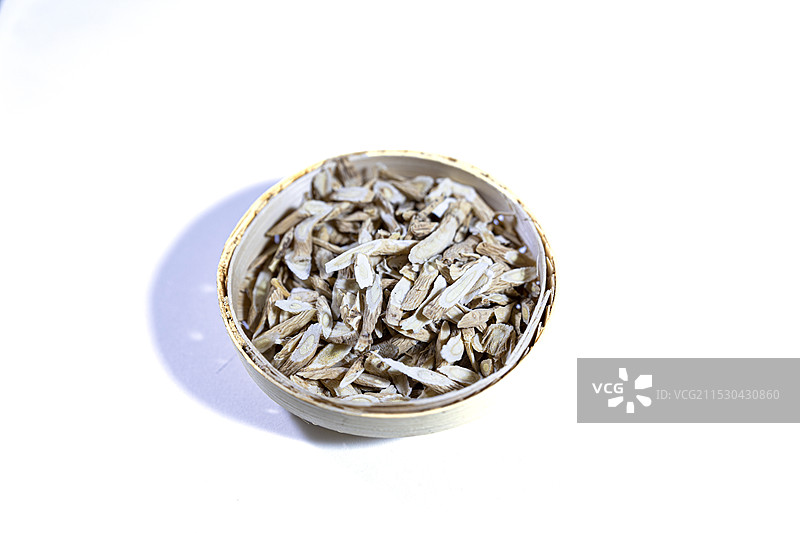 白色背景下的中药材黄芪高视角特写图片素材