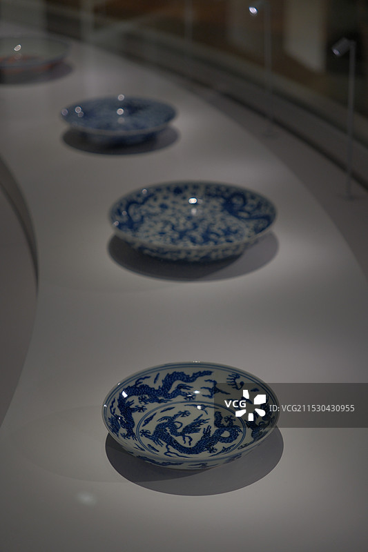 青花矾红彩海水龙纹盘 青花海水应龙纹盘 青花缠枝莲龙纹盘 青花云龙纹盘 江西景德镇御窑 香港宫博物院图片素材