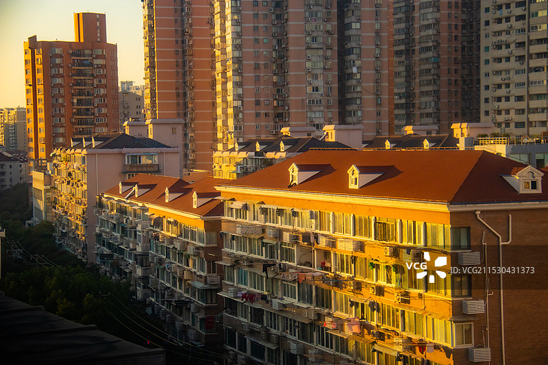上海整齐朴素的房子在日落下发光平实安静红色阁楼房顶图片素材