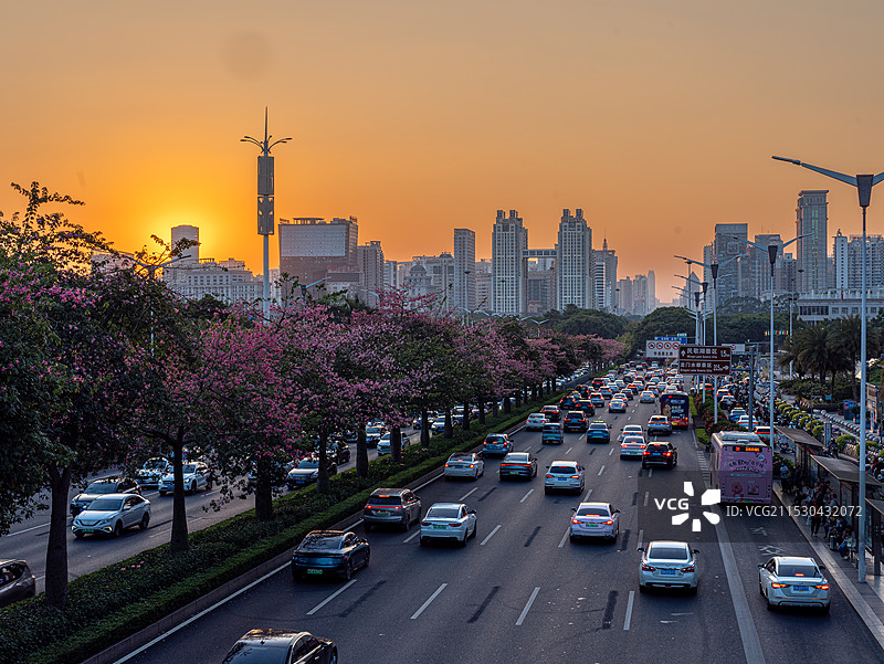 夕阳下的民族大道图片素材