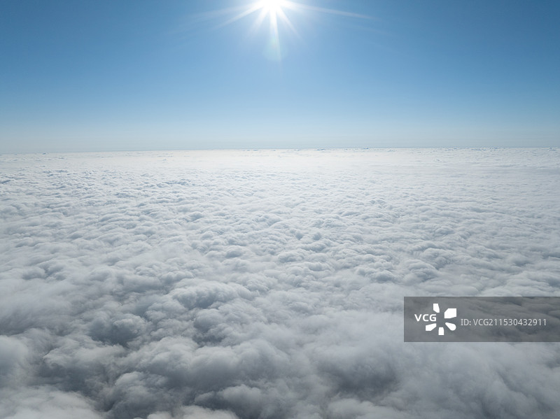 超高视角云层之上天空之城太阳光束图片素材