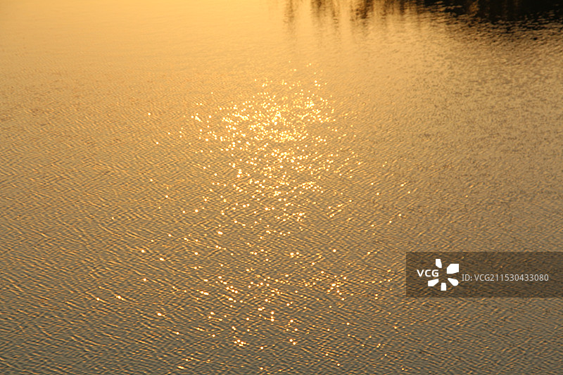 傍晚时分的河面图片素材