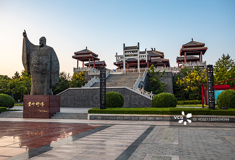 黄昏中的山东德州董子园景区董子故里董仲舒塑像特写镜头与董子读书台牌坊建筑特写镜头图片素材