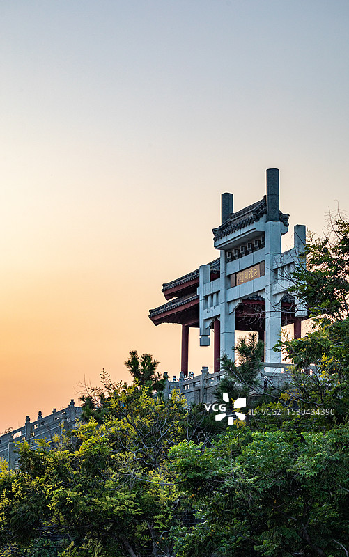 黄昏中的山东德州董子园景区董子故里董仲舒塑像特写镜头与董子读书台牌坊建筑特写镜头图片素材