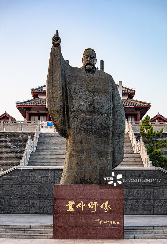 黄昏中的山东德州董子园景区董子故里董仲舒塑像特写镜头与董子读书台牌坊建筑特写镜头图片素材