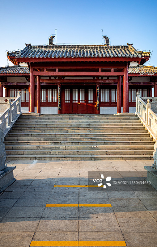 黄昏中的山东德州董子园景区董子故里董仲舒塑像特写镜头与董子读书台牌坊建筑特写镜头图片素材