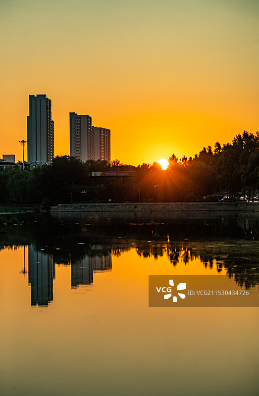 清晨日出中的山东德州龙运湖公园运河公园建筑倒影景观图片素材