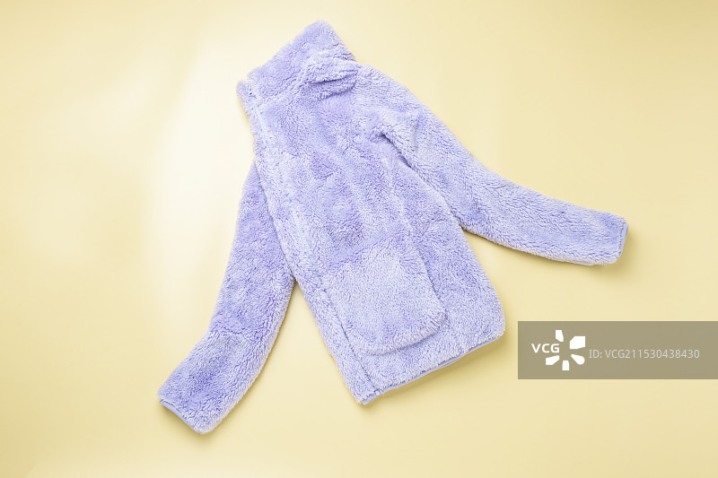 秋冬长摇粒绒抓绒外套图片素材