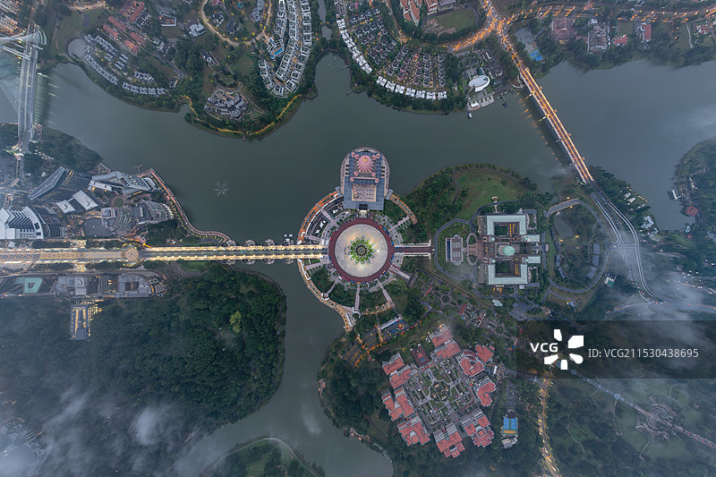 马来西亚布城粉色水上清真寺建筑景观航拍图片素材