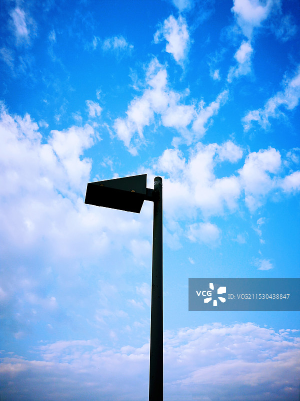 《路灯》合肥滨湖新区，蓝天白云。图片素材