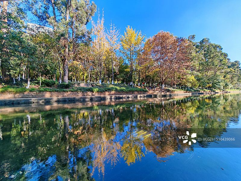 云南昆明穿城河流盘龙江水天一色的沿岸风景图片素材