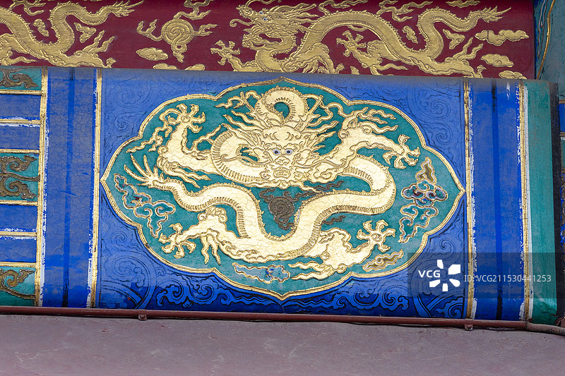 北京故宫皇极殿金龙和玺彩画、斗拱纹饰图片素材