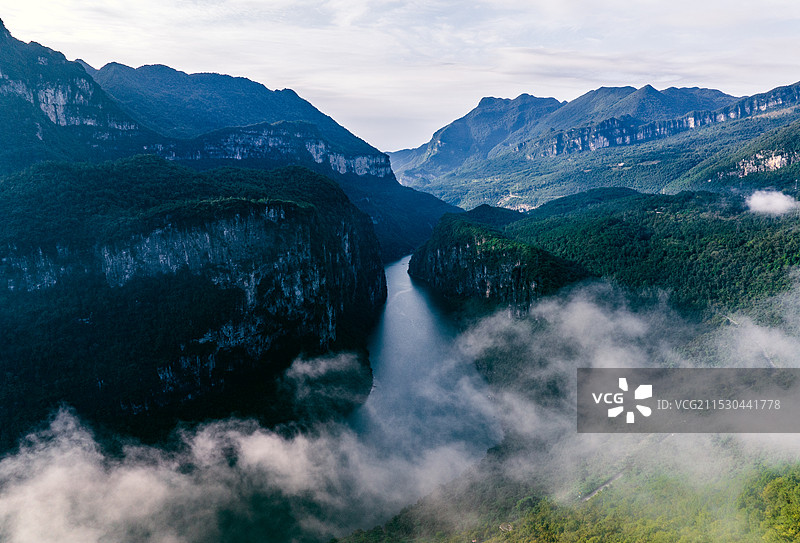四川绵阳蓝天白云青山绿水间的涪江河流云雾风光图片素材