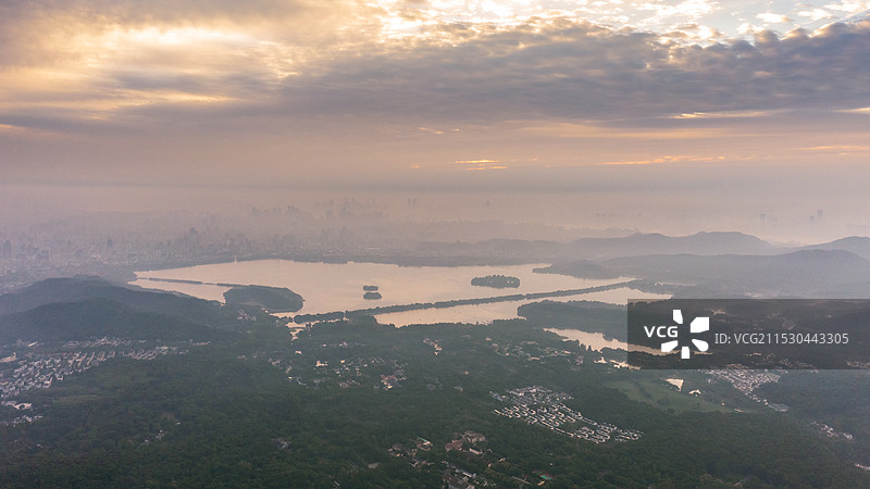 大雾中的杭州西湖与城市 全景航拍图片素材