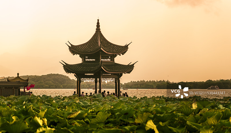 杭州西湖暴雨天集贤亭日落风光 积雨云来袭十分壮观图片素材