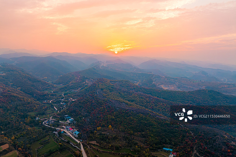 航拍郑州巩义长寿山秋天红叶日落图片素材