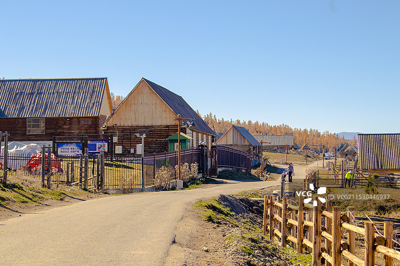 新疆阿勒泰白哈巴村蓝天映衬下的村庄房屋景观图片素材