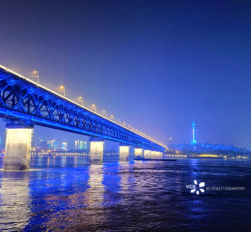 武汉长江大桥的蓝调时刻图片素材