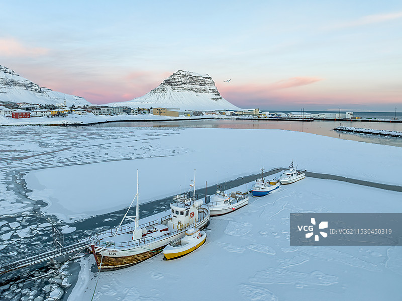 冰岛斯奈山半岛草帽山日出冰封小镇图片素材