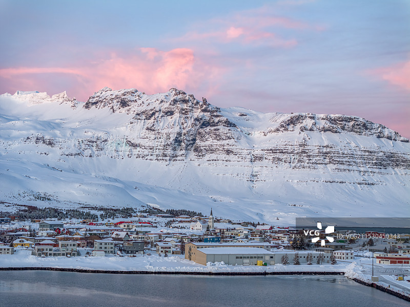 冰岛斯奈山半岛草帽山日出冰封小镇图片素材