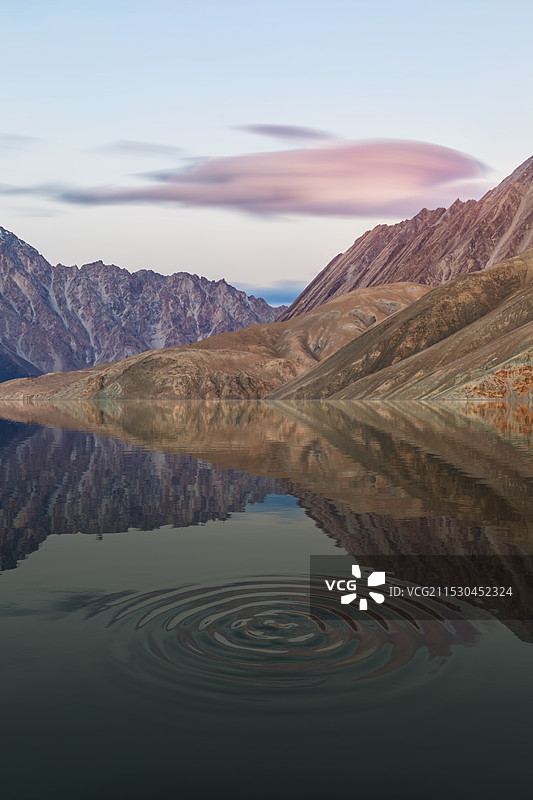 帕米尔高原上的雪山上的帽子云，日照金山图片素材