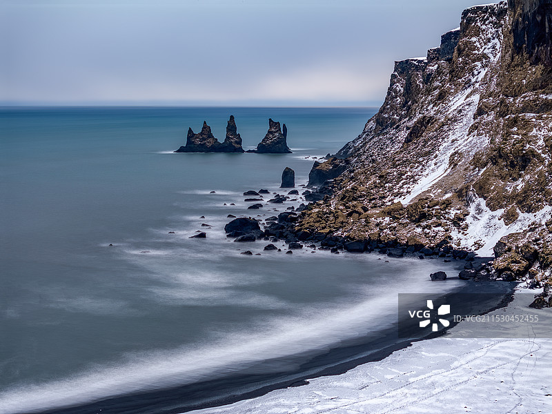 冰岛北极圈维克小镇黑沙滩岩石奇观雪景航拍图片素材