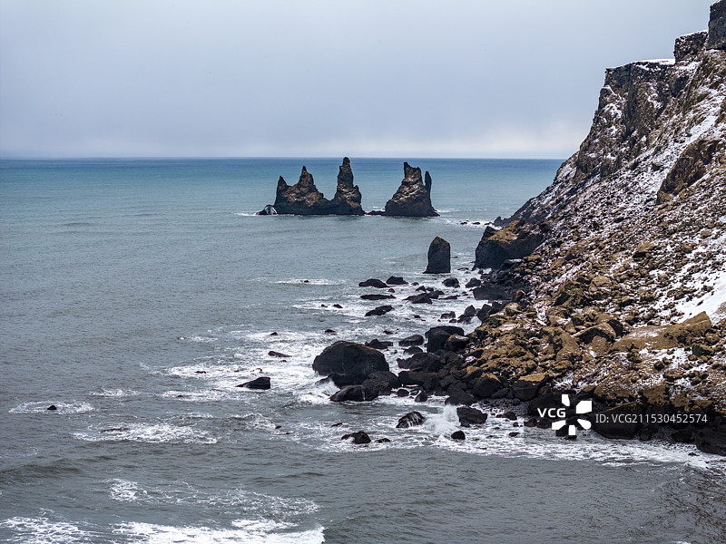 冰岛北极圈维克小镇黑沙滩岩石奇观雪景航拍图片素材