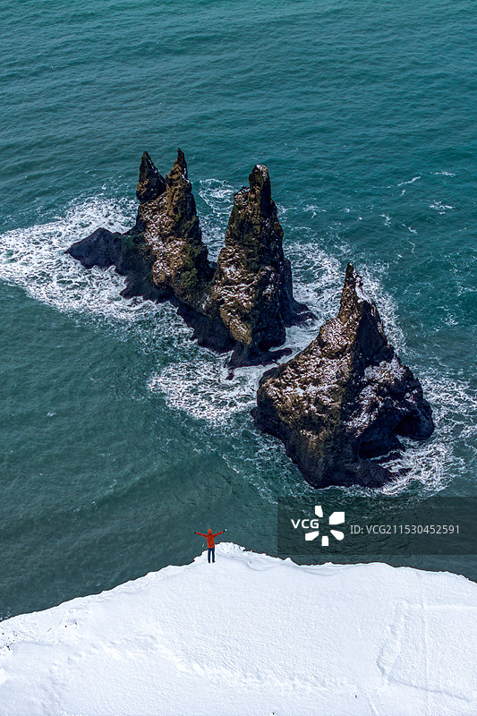 冰岛北极圈维克小镇黑沙滩岩石奇观雪景航拍图片素材