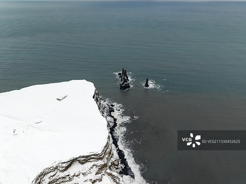 冰岛北极圈维克小镇黑沙滩岩石奇观雪景航拍图片素材