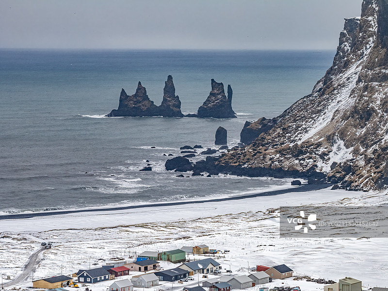 冰岛北极圈维克小镇黑沙滩岩石奇观雪景航拍图片素材