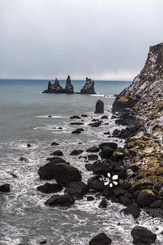 冰岛北极圈维克小镇黑沙滩岩石奇观雪景航拍图片素材