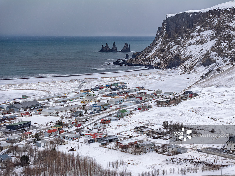 冰岛北极圈维克小镇黑沙滩岩石奇观雪景航拍图片素材