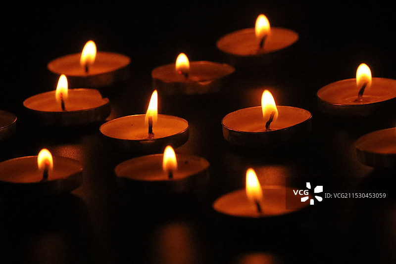 白色蜡烛，烛光，很多的，黑色背景，悼念图片素材