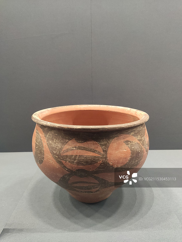 彩陶鼓腹盆 新石器时代仰韶文化 公元前5500-3500年图片素材