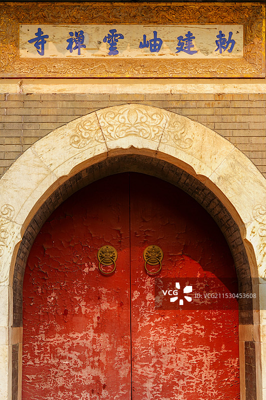 北京门头沟潭柘寺的秋色，银杏黄了，叶子红了图片素材