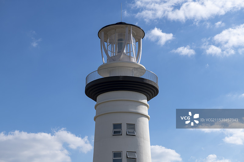 晴朗蓝天下的灯塔俯视图图片素材