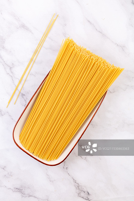 细长型意式面食材特写图片素材