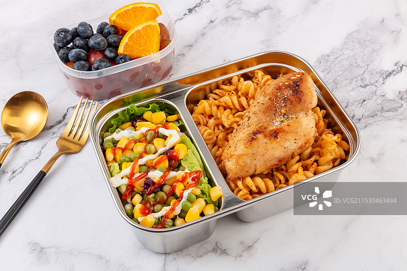 餐盒里的水果坚果和意面主食图片素材