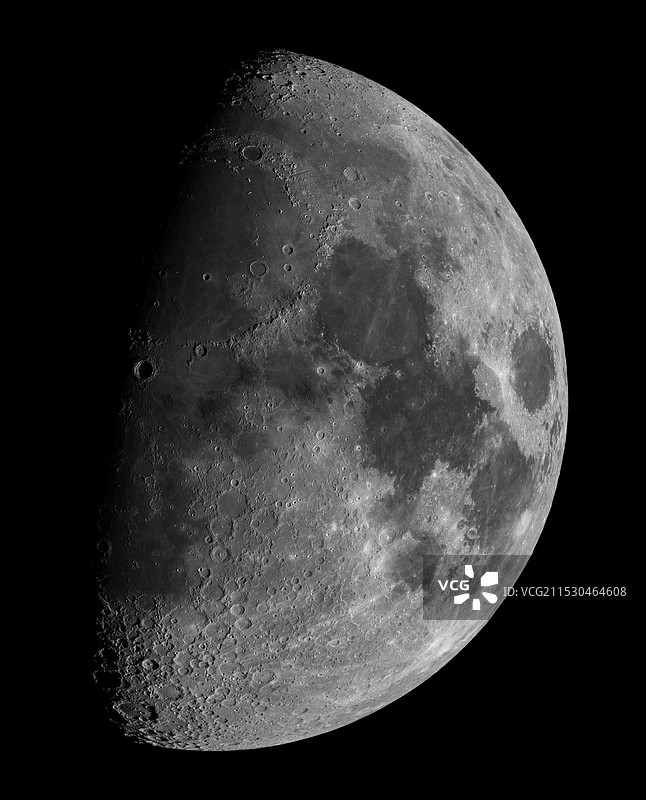 长焦望远镜拍摄的高清月亮图片素材