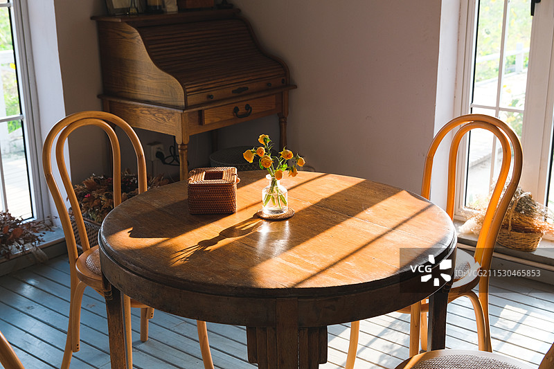 餐厅里被阳光照亮的空椅子和桌子图片素材