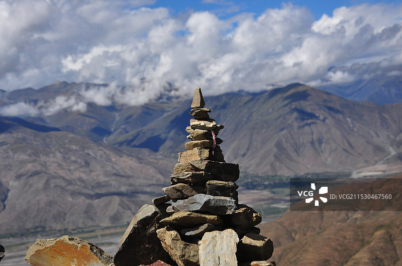 蓝天白云下羊卓雍措两边的高山图片素材