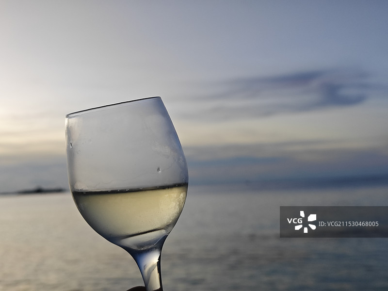 香槟与大海的碰撞图片素材