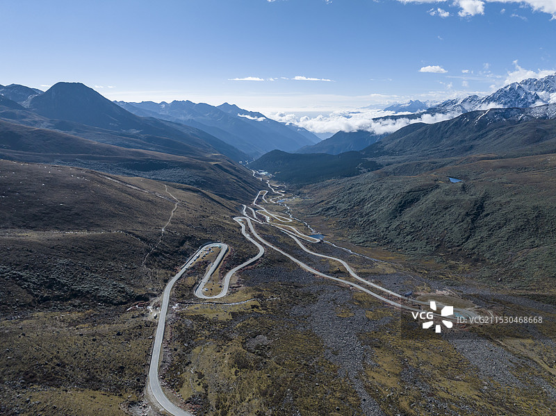 航拍泸定县榆磨公路雅加埂垭口段图片素材