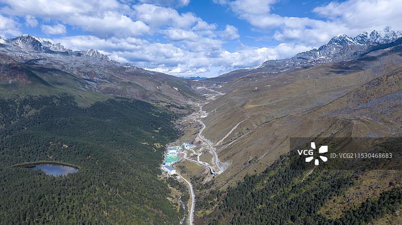 航拍泸定县榆磨公路雅加埂垭口段图片素材