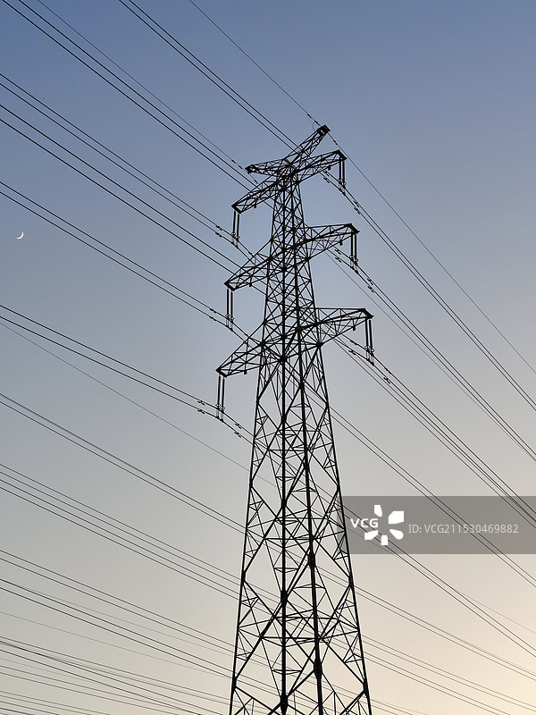 高压电线 高压铁塔 国家电网输电塔 夕阳晚霞剪影 上海高压走廊松江区九科绿洲段图片素材