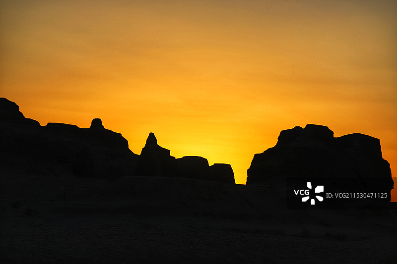 乌尔禾魔鬼城乌尔禾，魔鬼城景区，落日余晖，雅丹地貌，千姿百态图片素材