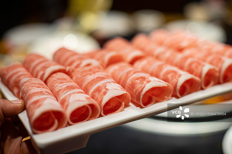 中国饮食产业拍摄主题，火锅店里的美食视频，一盘子红白相间的羊肉卷，室内无人图像摄影图片素材